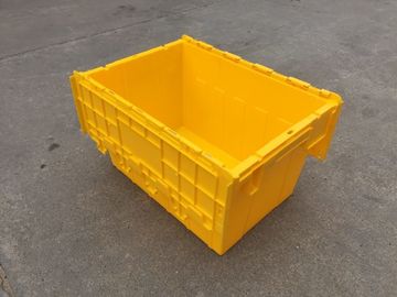 Żółte plastikowe pojemniki do przechowywania Dołączone pokrywki ułożone w stos do transportu