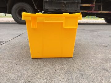 Żółte plastikowe pojemniki do przechowywania Dołączone pokrywki ułożone w stos do transportu