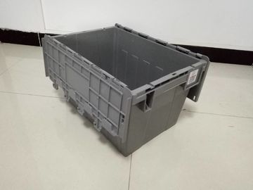 Żółte plastikowe pojemniki do przechowywania Dołączone pokrywki ułożone w stos do transportu